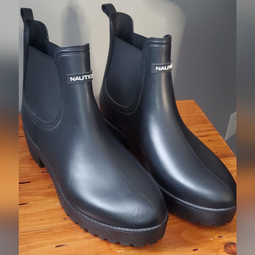 Nautica Womens SZ 10 Black Slip On Rubber Rain Boots, Chelsea Ankle Snow Boots